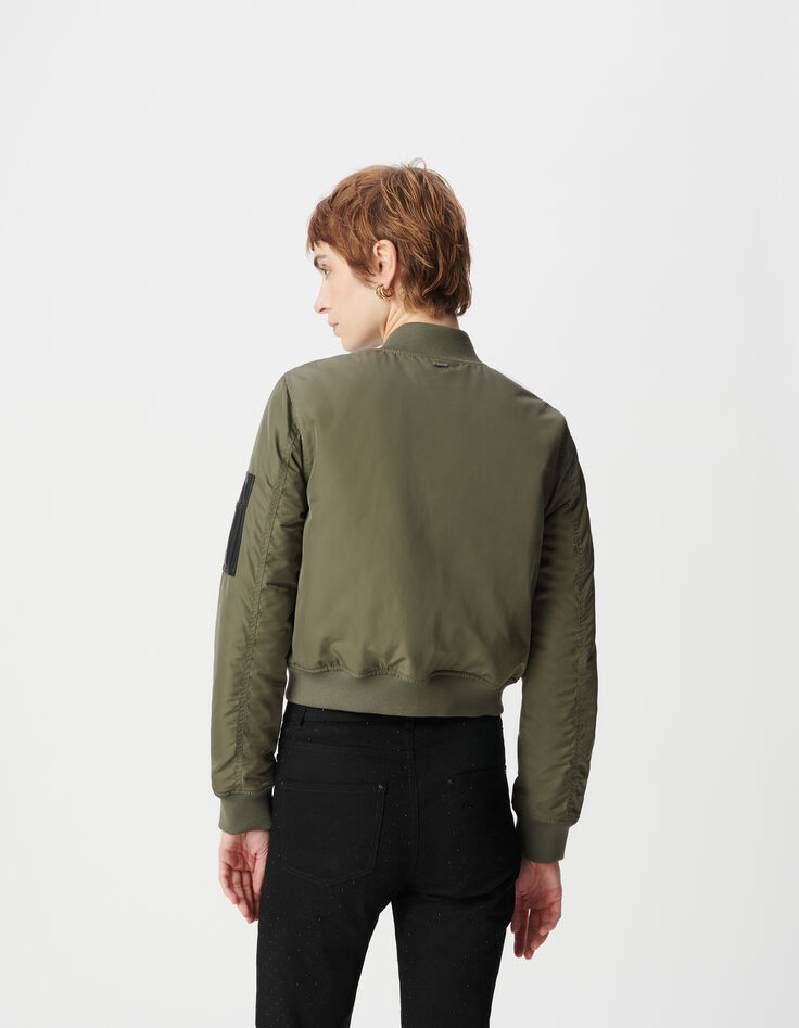 Bomber corta de mujer de color caqui con bolsillo de dos piezas con cremallera-3