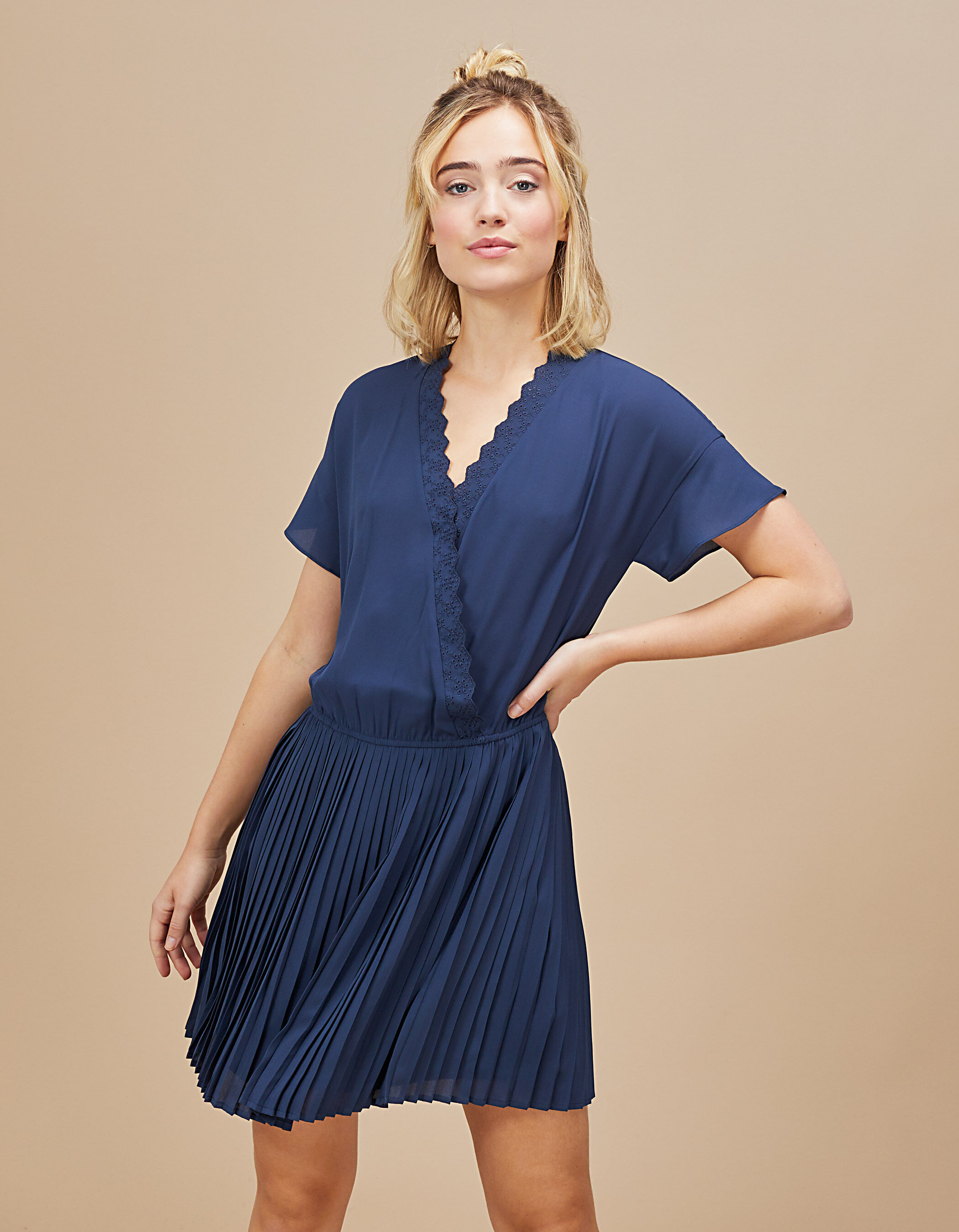 Robe avec bas plissé top