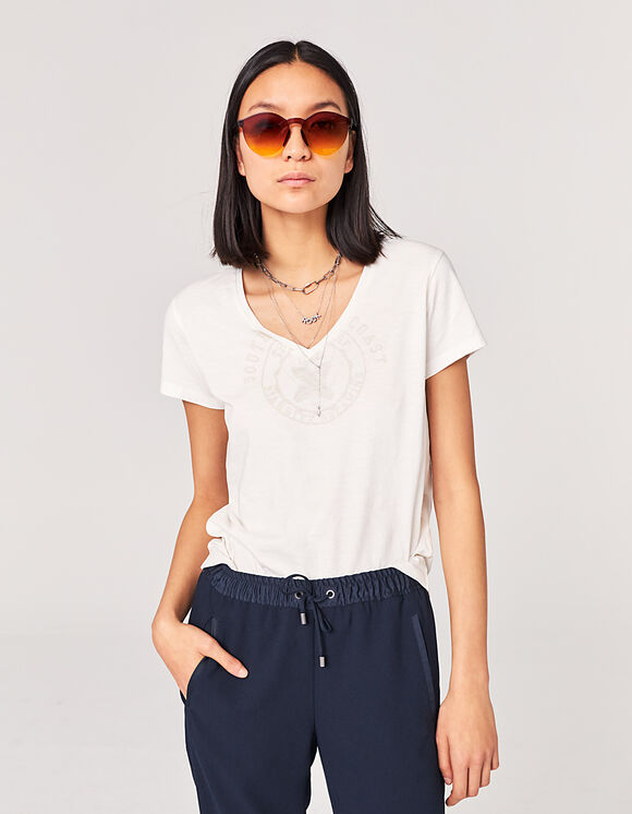 Women's ecru organic cotton V-neck T-shirt with badge