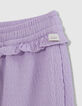 Lilafarbene weite, weich fallende Mädchenhose, Reliefstoff-4