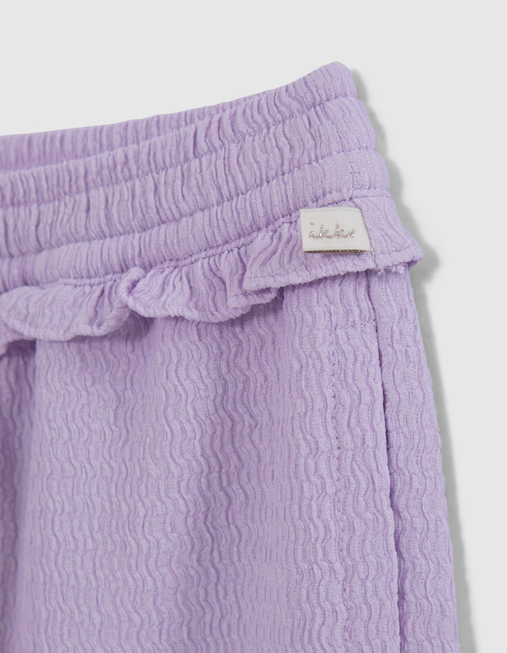 Lilafarbene weite, weich fallende Mädchenhose, Reliefstoff-4
