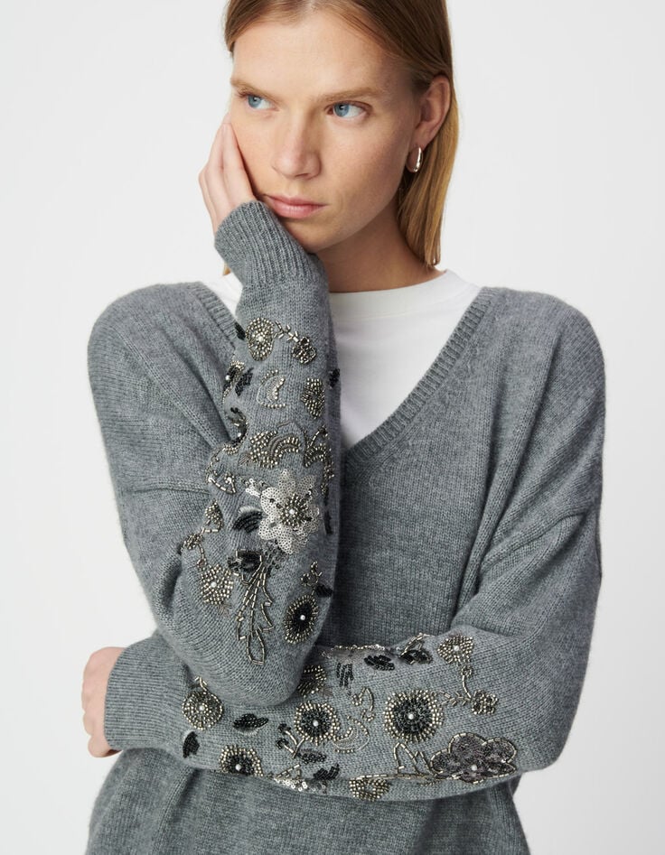 Pull en maille gris chin&eacute; d&eacute;tails bijoux pour femme-4