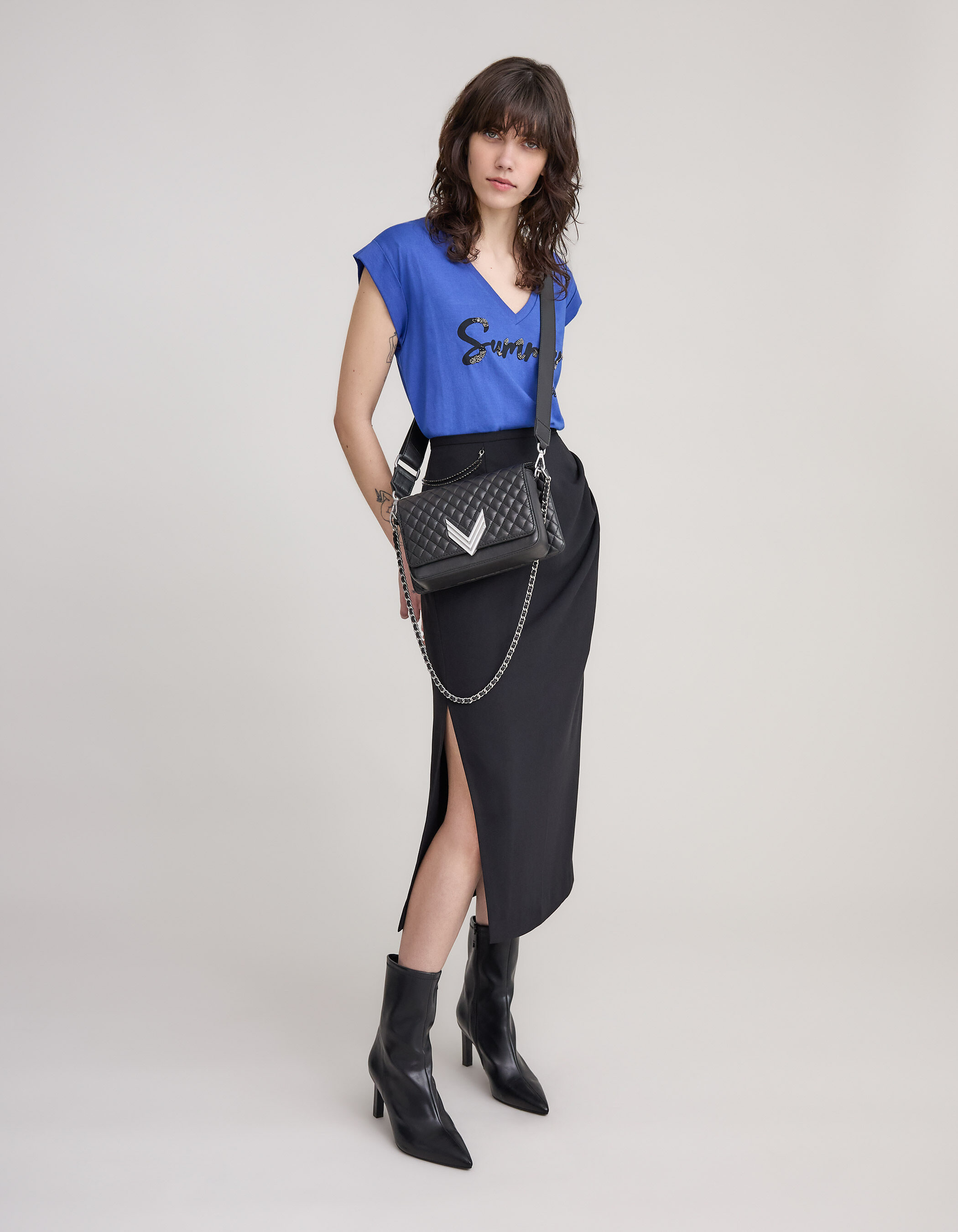 Camiseta de mujer azul real con mensaje bordado de perlas IKKS