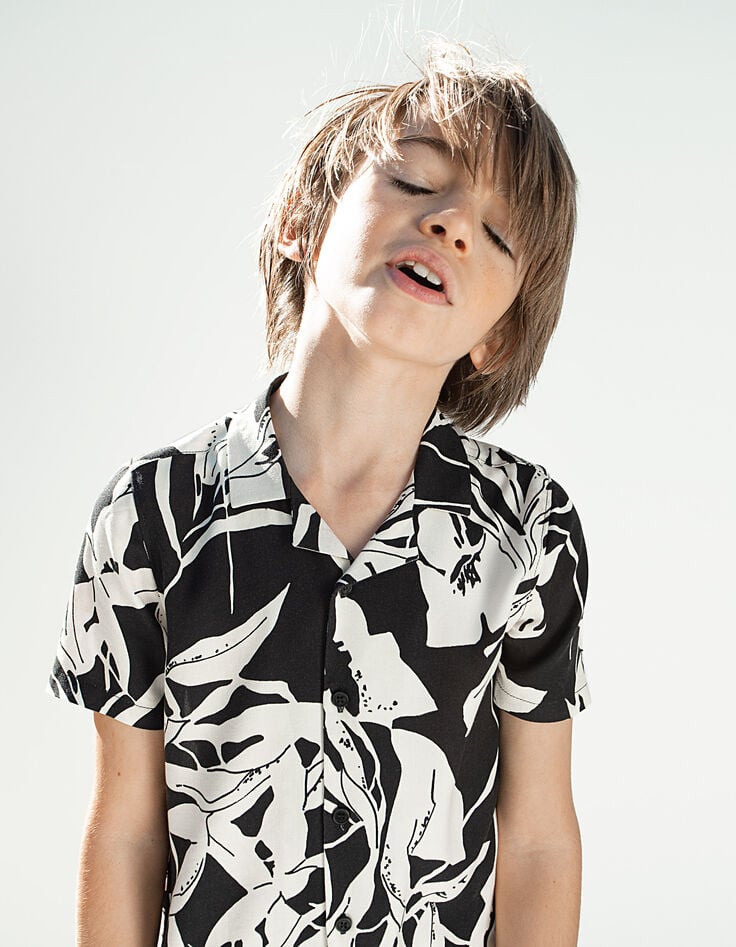 Boys’ black and ivory flower mini me Ecovero® shirt-1 Boys’ black and ivory flower mini me Ecovero® shirt-1