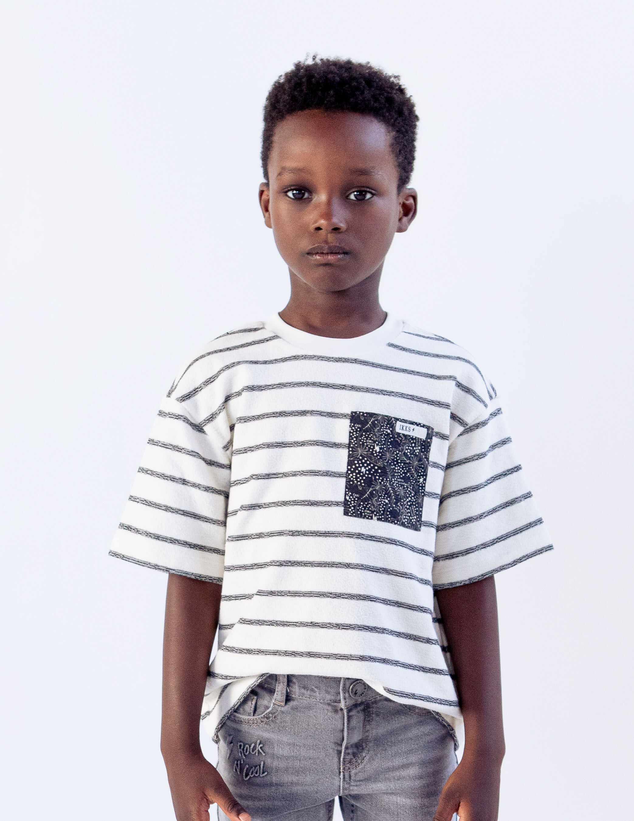 Camiseta color crudo rayas negras bolsillo estampado nino IKKS