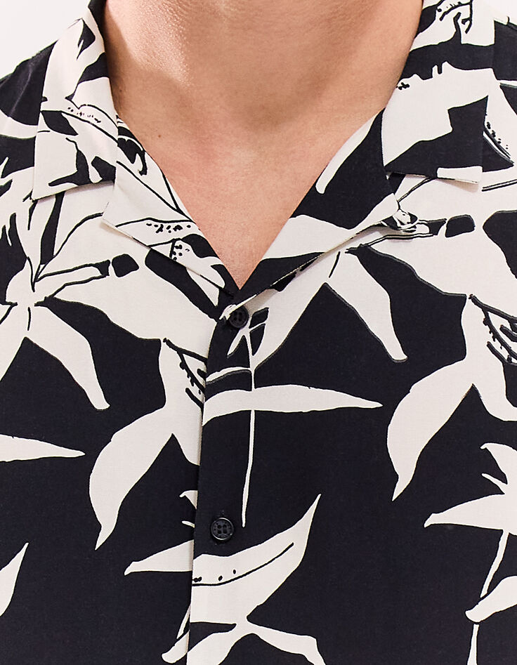 Camisa REGULAR negra Ecovero® flores blancas Hombre-4