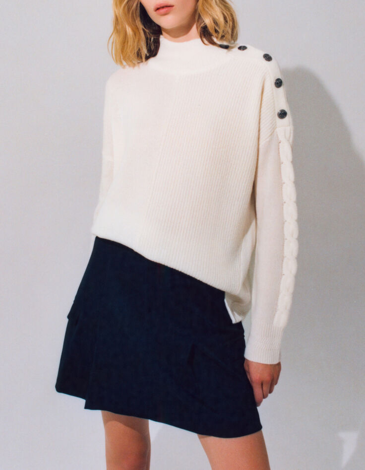 Cremewei&szlig;er Damenstrickpullover mit gravierten Kn&ouml;pfen-1
