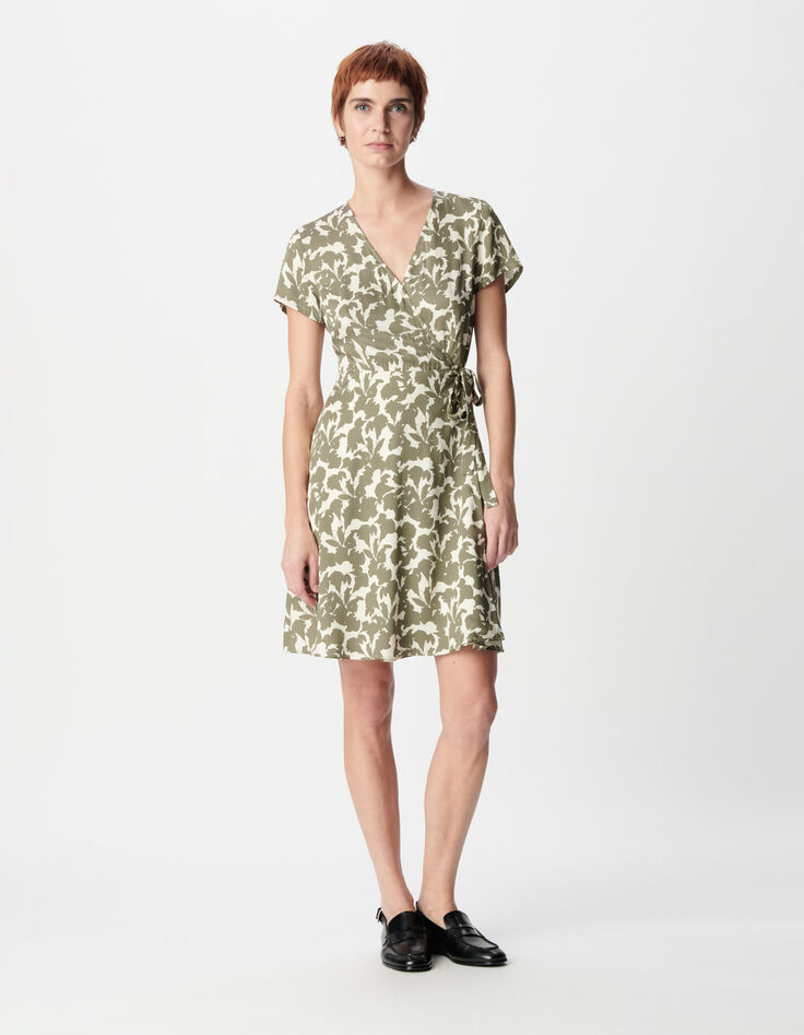 Wikkeljurk in kaki met plantenprint voor dames in de zomer-1