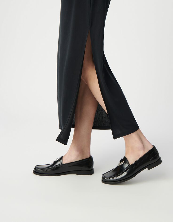 Vestido de noche negro de mujer con fruncido lateral y hombros de pedrer&iacute;a-6