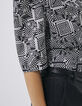 Schwarz-weiße Damenbluse mit optischem Zielflaggenprint-3