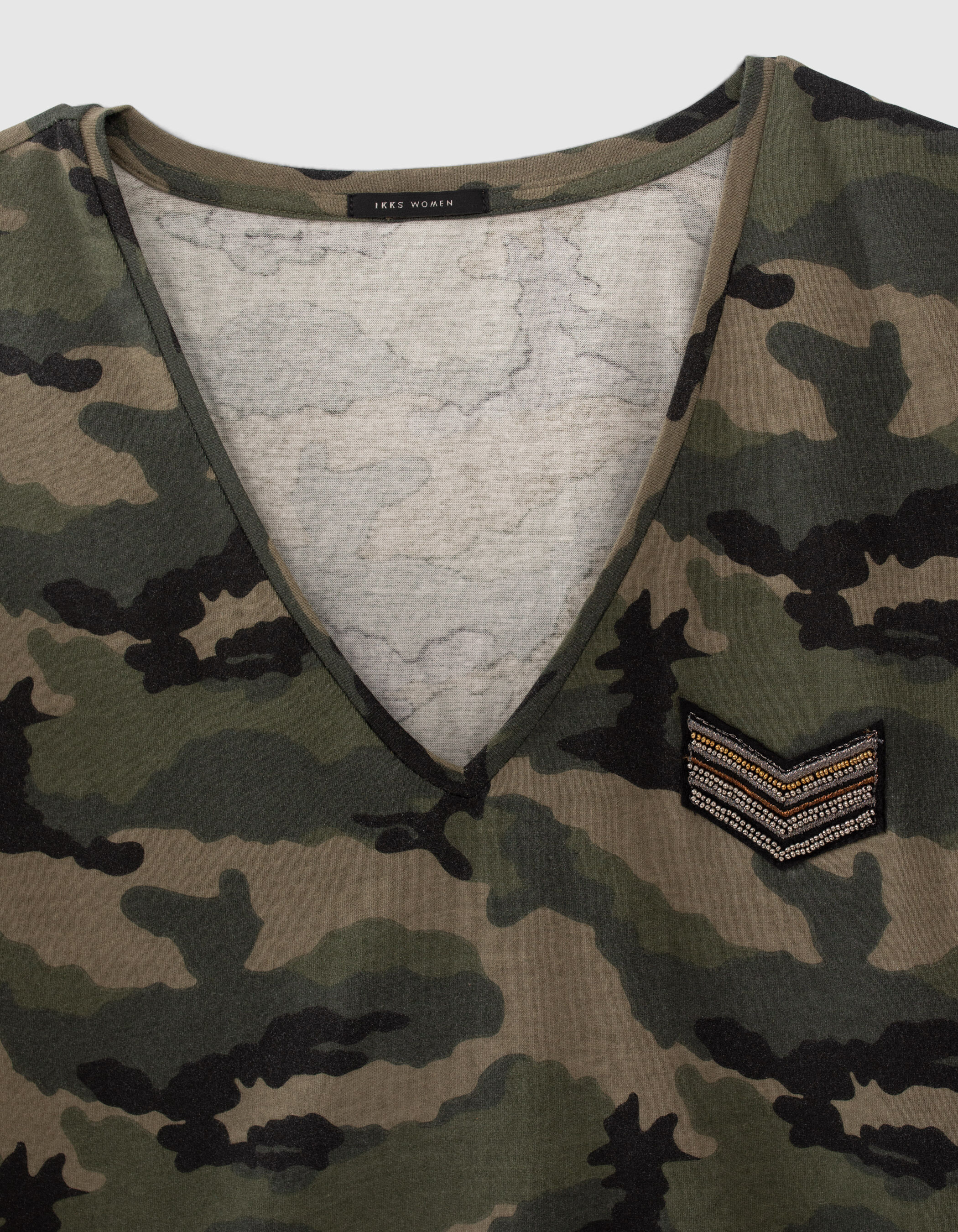 Tee shirt kaki motif camouflage avec badge Femme