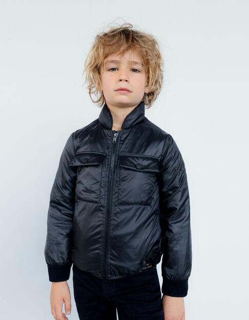Leichte, schwarze Jungensteppjacke