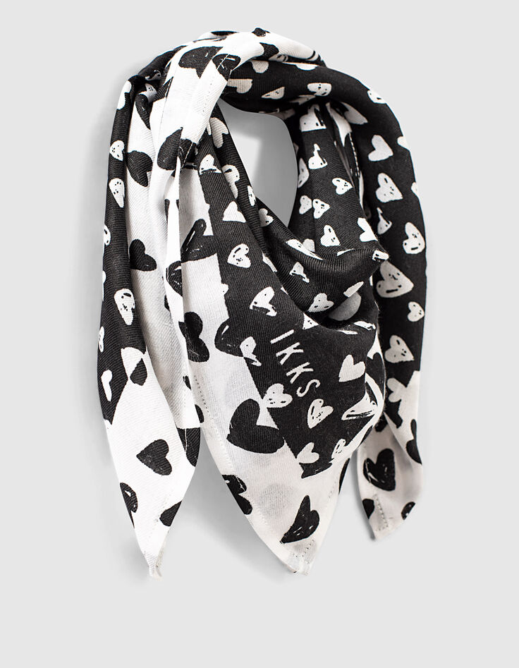 Fular cuadrado blanco y negro con corazones ni&ntilde;a-3