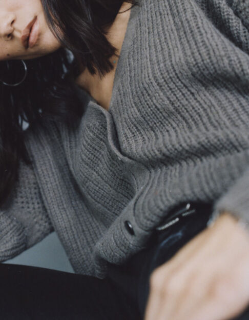 Khaki Damenstrickjacke mit Ketten an den Ärmeln