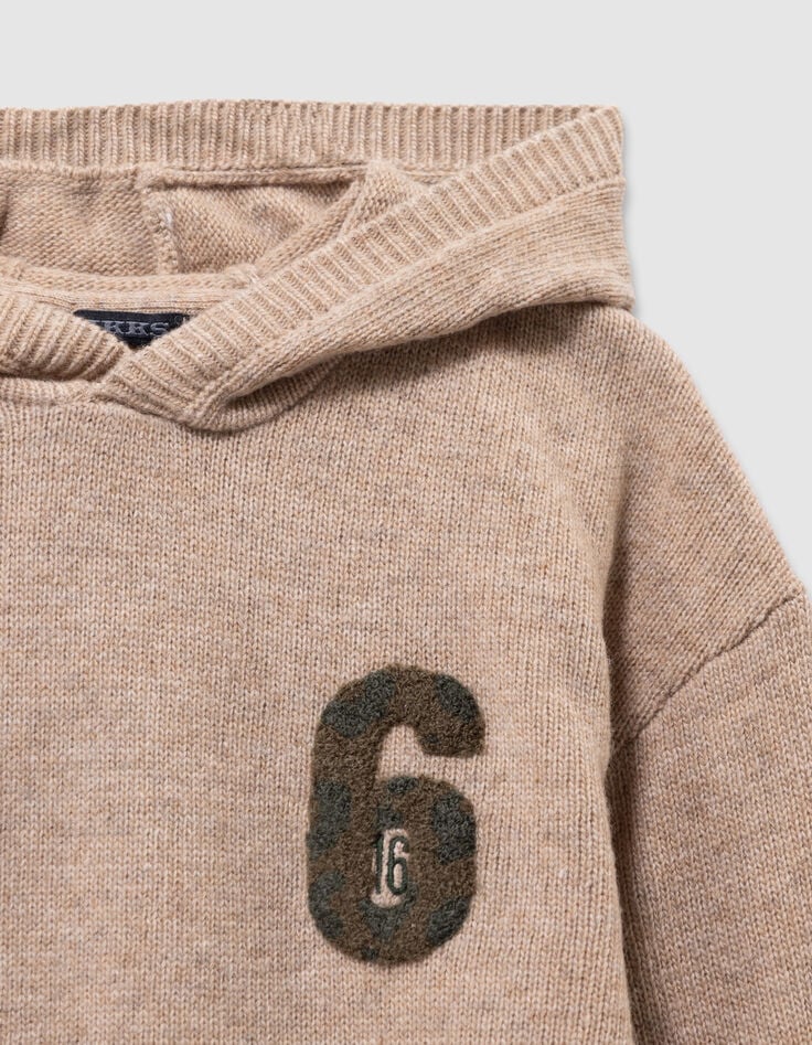 Beiger Jungen-Kapuzenpulli melierter Strick Zahlenbadge-7 Beiger Jungen-Kapuzenpulli melierter Strick Zahlenbadge-7