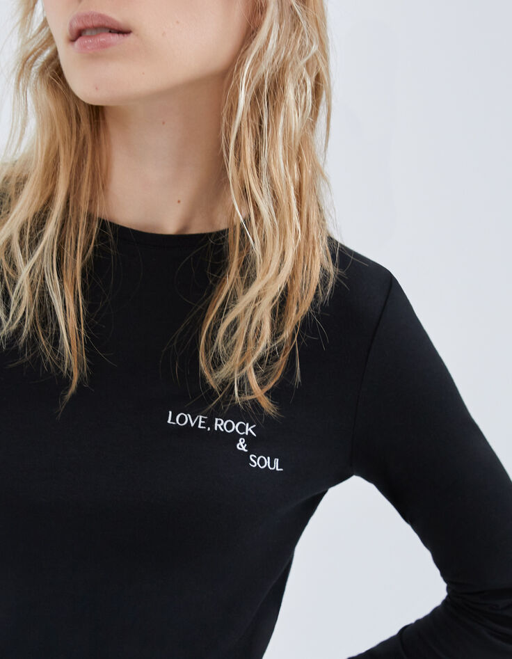Camiseta negra mensaje bordado pecho mujer-4 Camiseta negra mensaje bordado pecho mujer-4