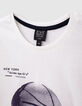 Weißes Jungen-T-Shirt mit Totenkopf, Radio und Sneakers-2