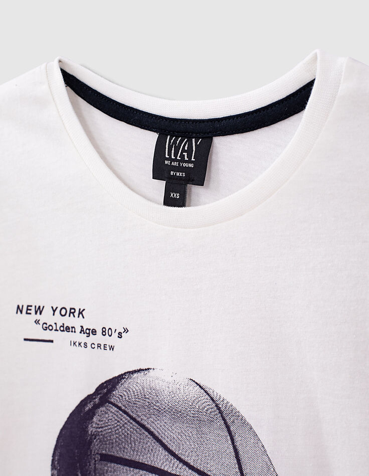 Weißes Jungen-T-Shirt mit Totenkopf, Radio und Sneakers-2 Weißes Jungen-T-Shirt mit Totenkopf, Radio und Sneakers-2