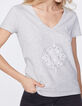 Camiseta pico gris algodón flameado visual estampado-4
