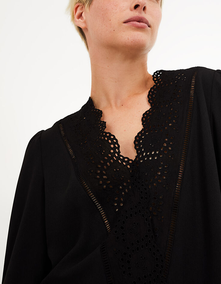 Top noir à encolure V en broderie anglaise I.Code-4 Top noir à encolure V en broderie anglaise I.Code-4