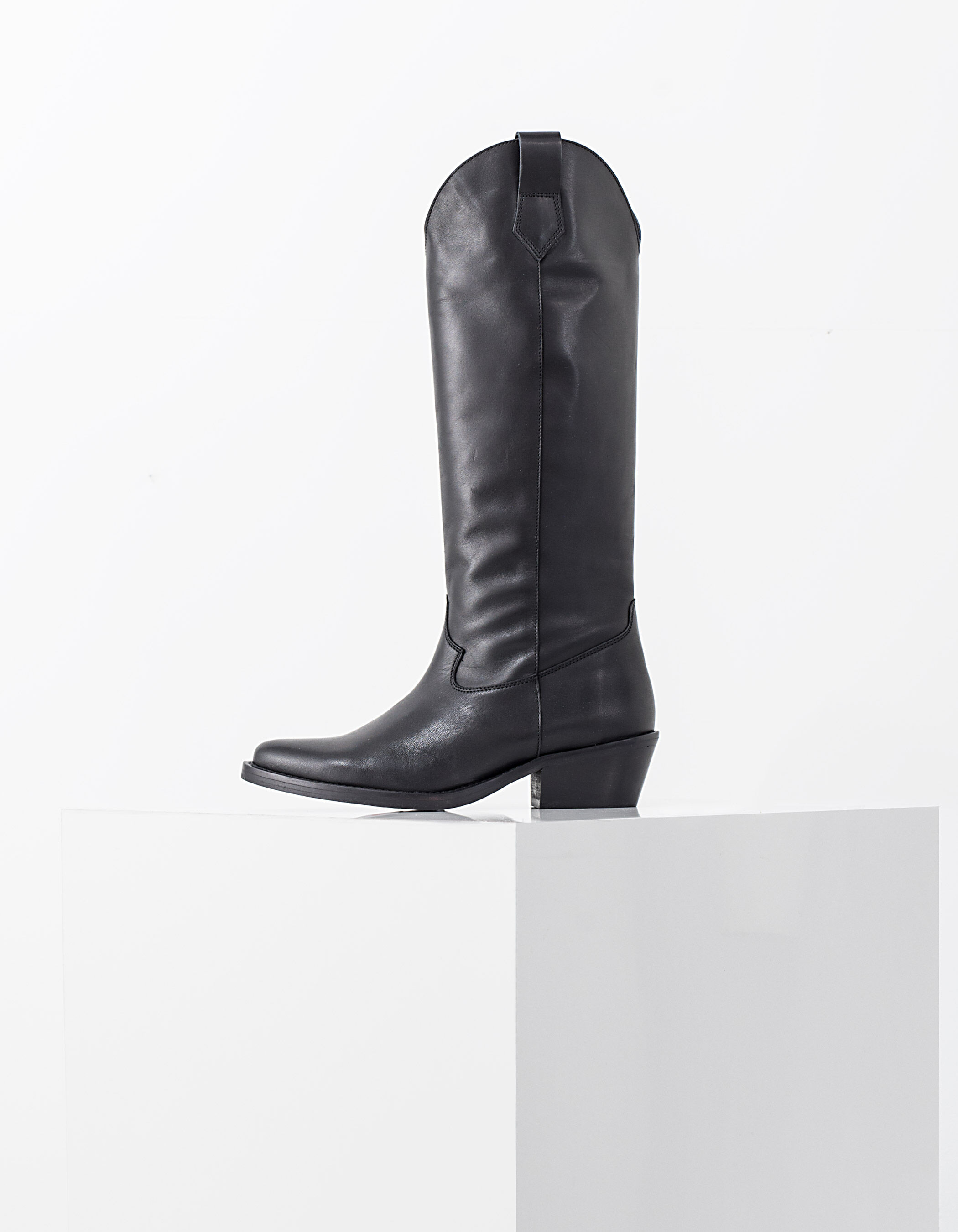Botas camperas de cuero negro mujer
