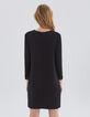 Vestido negro con collar de eslabones metal delante mujer-2