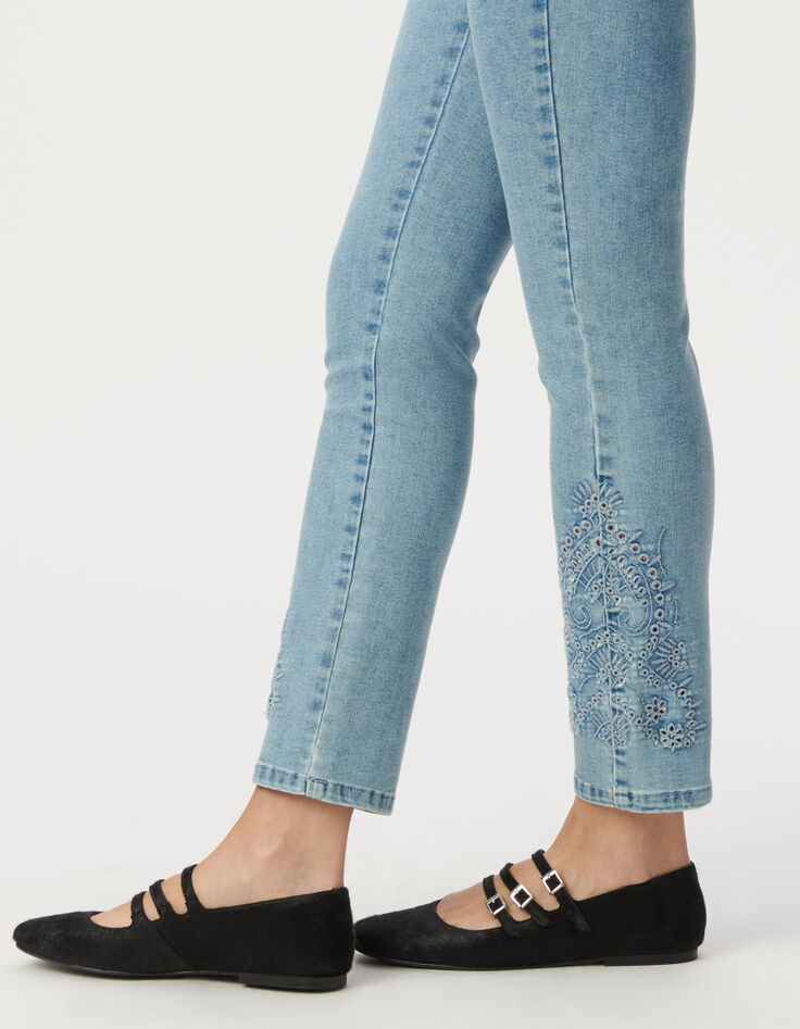Blaue Slim-Damenjeans hoher Bund 7/8.-Dekor Stick-6 Blaue Slim-Damenjeans hoher Bund 7/8.-Dekor Stick-6