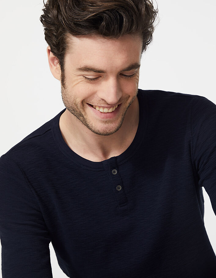 Camiseta marina cuello tunecino hombre