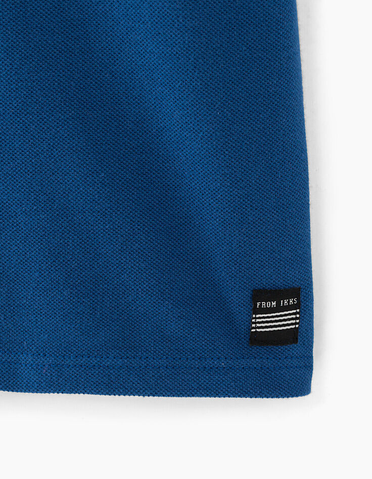 Polo azul oscuro print bandera detrás niño -5