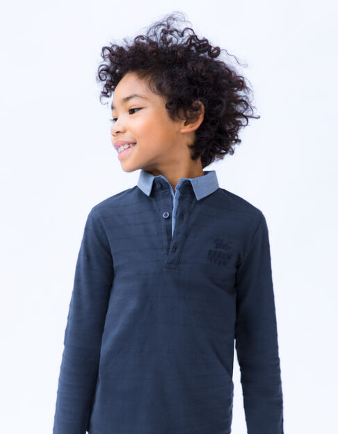 Polo azul marino cuello camisero diseño relieve niño