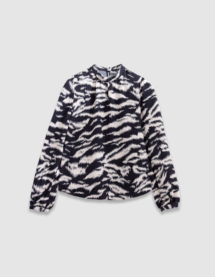 Mujer blusa negra con estampado de cebra-5