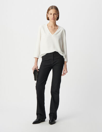 Blusa de mujer en color crudo con adorno de tachuelas - IKKS