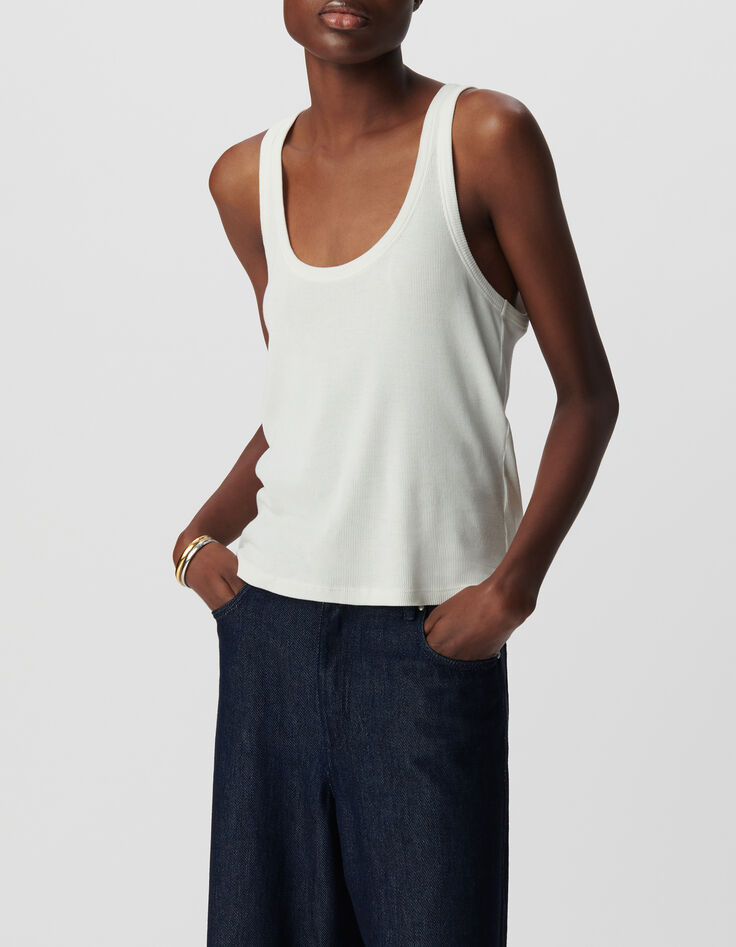 Dames-tanktop in witte ribtricot met visgraatborduursel op de rug-3