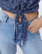 Top azul marino flores azules lazos delante mujer-5