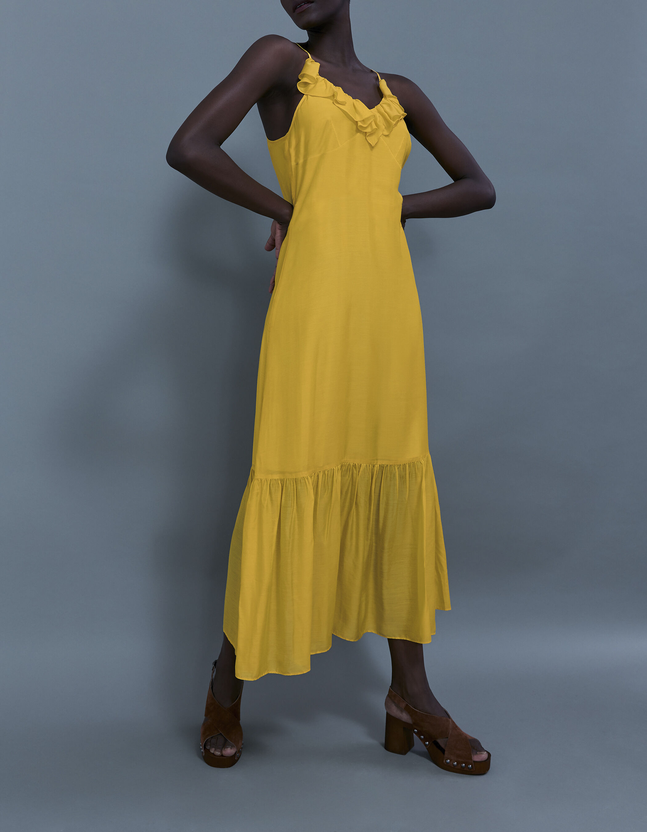 Robe longue jaune fines bretelles et volant Femme