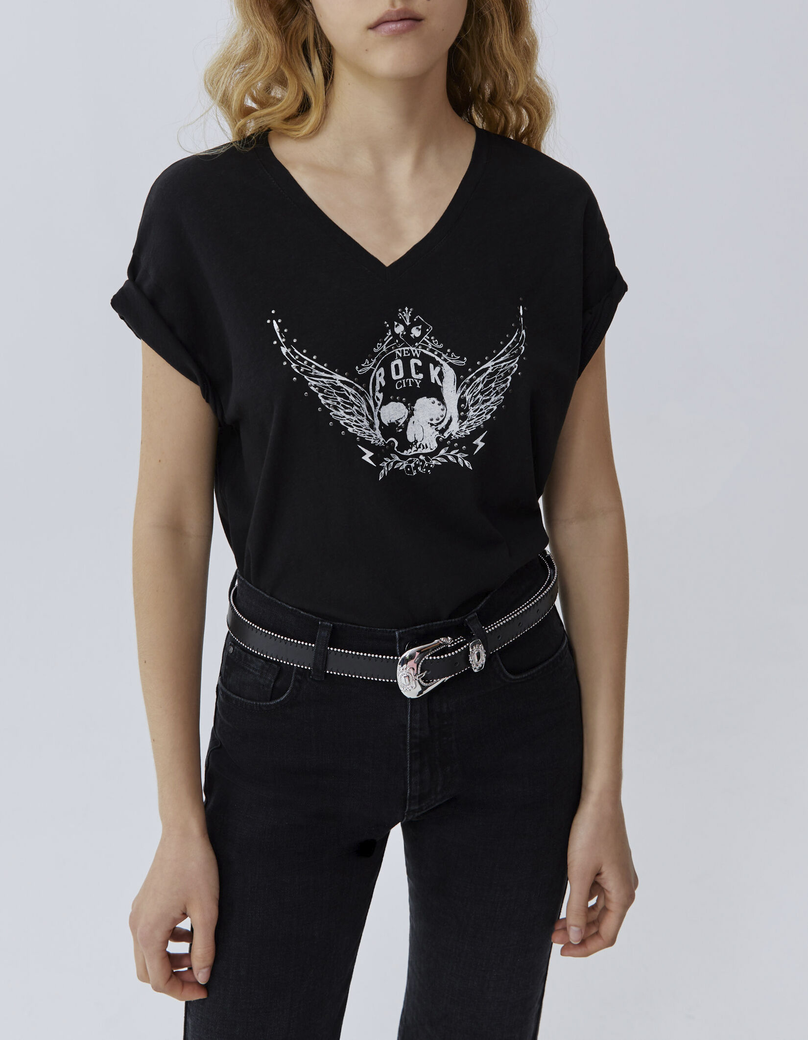 Camiseta negra calavera alada mujer