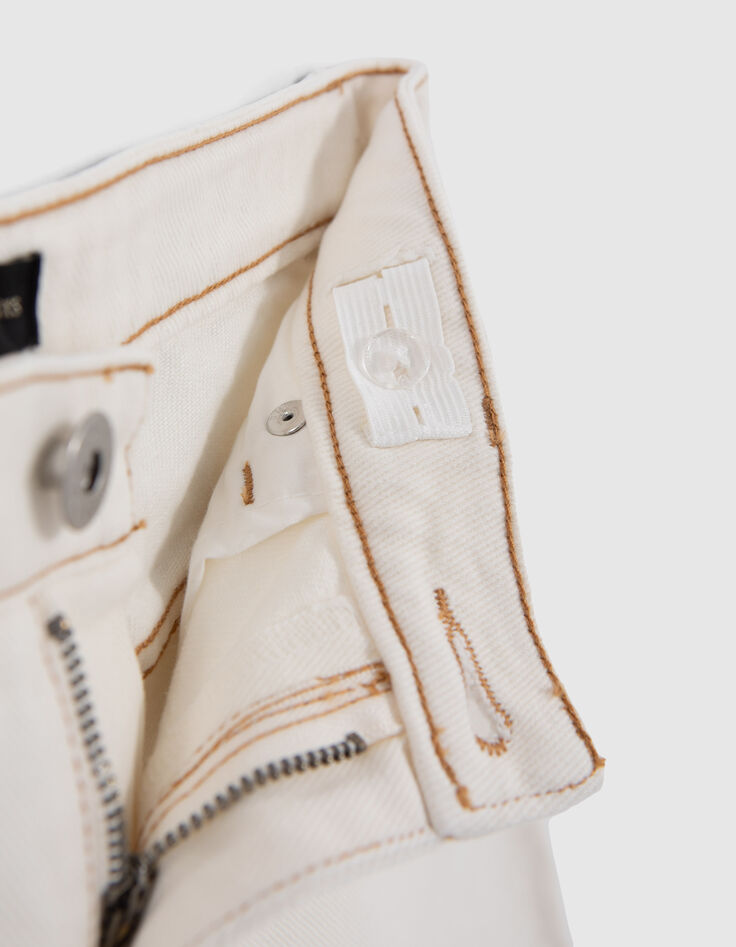 Weiße MOM-Mädchenjeans aus Upcycling-Stoff mit Fransen-6