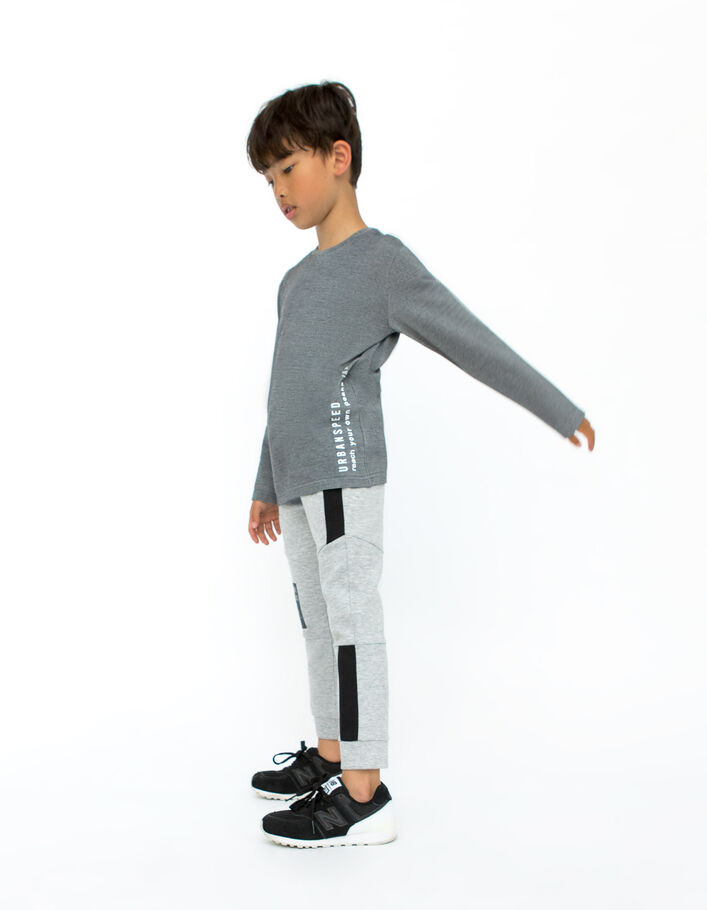 Camiseta gris detalle bolsillo flocado niño-2