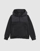 Zwart tweemateriaal jongensvest met rits en patentlogo-1
