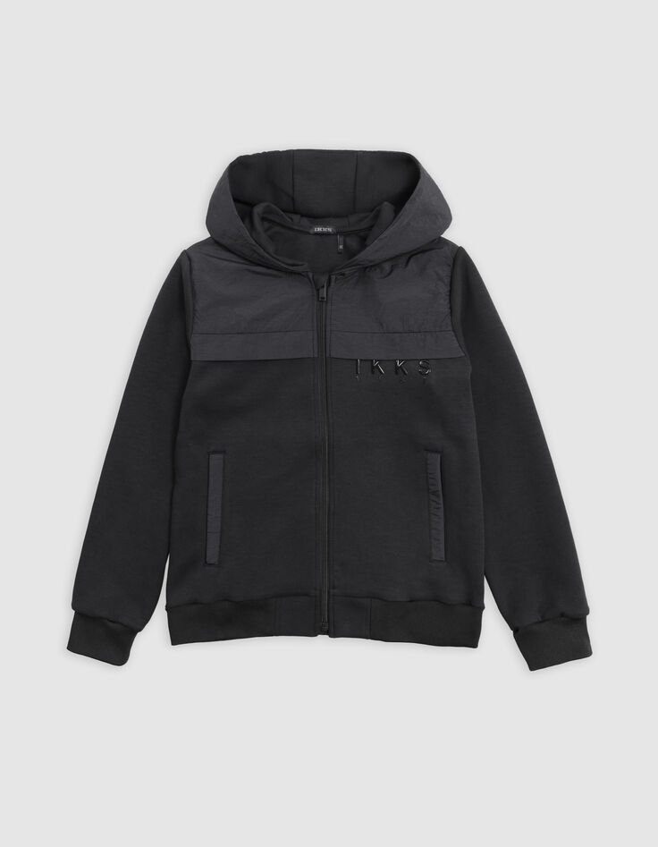 Zwart tweemateriaal jongensvest met rits en patentlogo-1