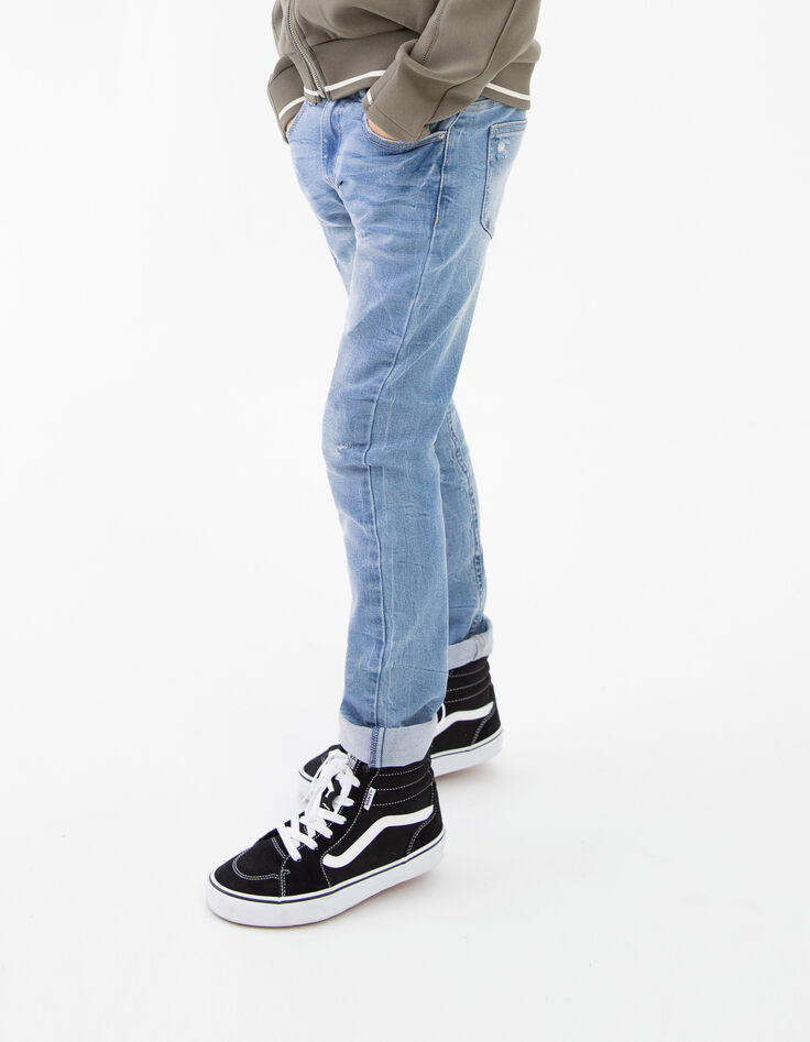 Blaue Jungen-Slimjeans mit platzierten Gebrauchsspuren-2