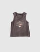 Camiseta de tirantes gris oscuro pulseras bordadas niña-2