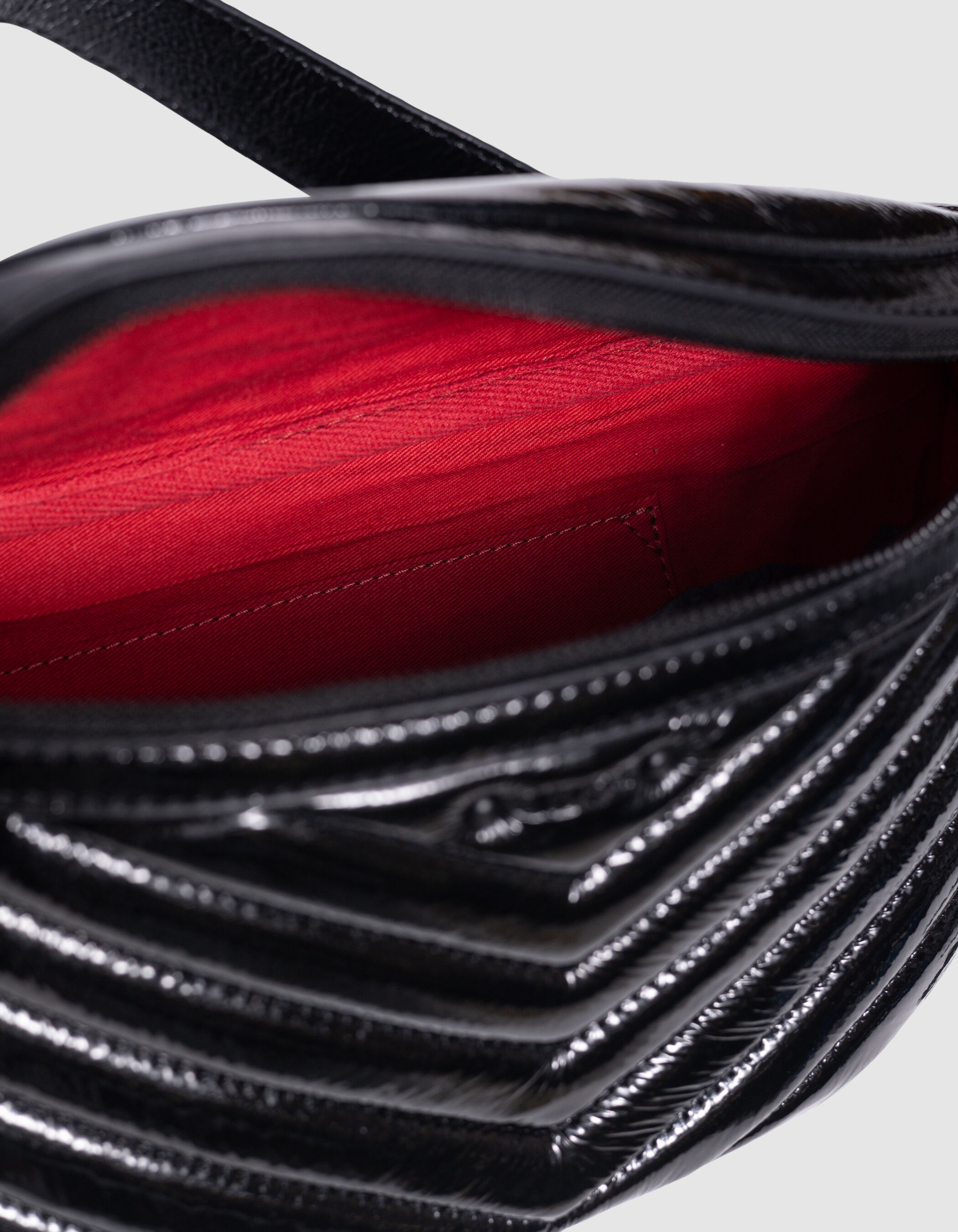 Gurteltasche 1440 aus schwarzem Lackleder mit rotem Futter IKKS