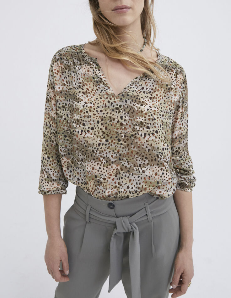 Mandelgrüne Damenbluse mit Animalprint-1