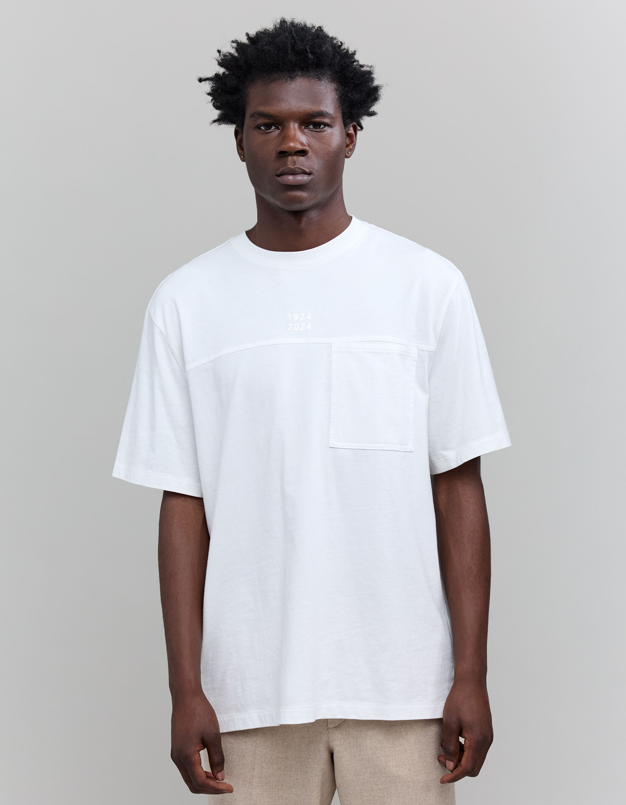 Camiseta blanca de hombre de algodon organico con fechas IKKS