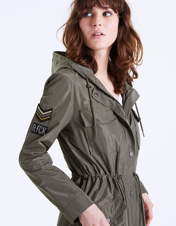 Damenparka mit Kapuze und bestickten Patches-4