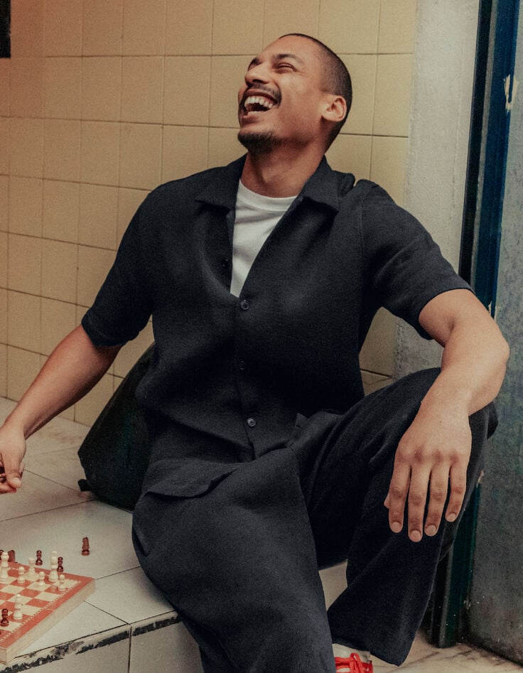 Camisa negra de manga corta de tejido plisado para Hombre-1