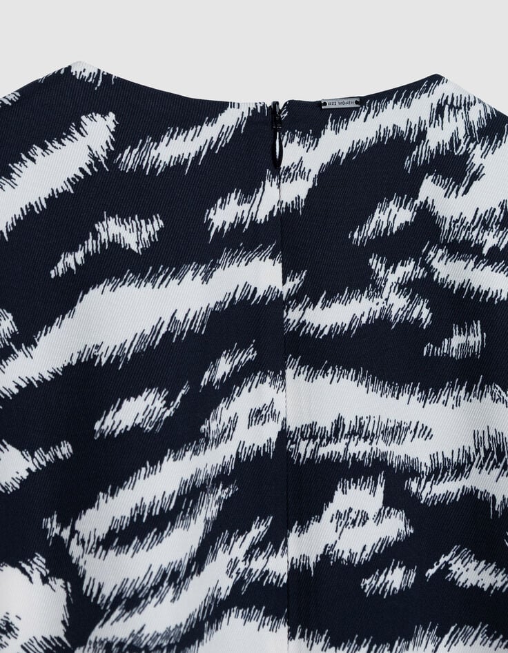 Mujer vestido negro con estampado de cebra-4