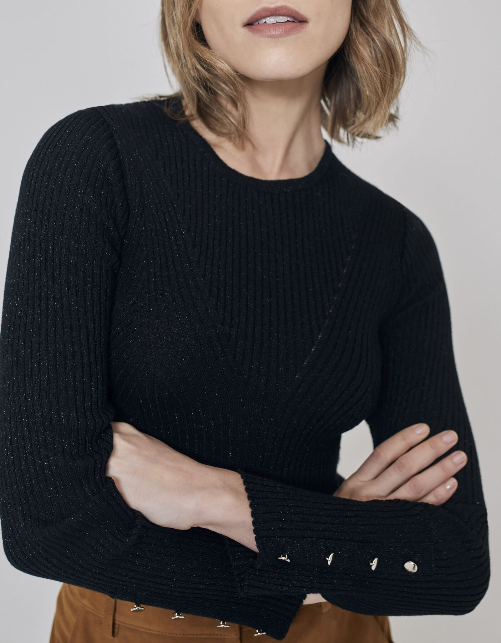 Pull noir en maille fine avec boutons bas de manches femme