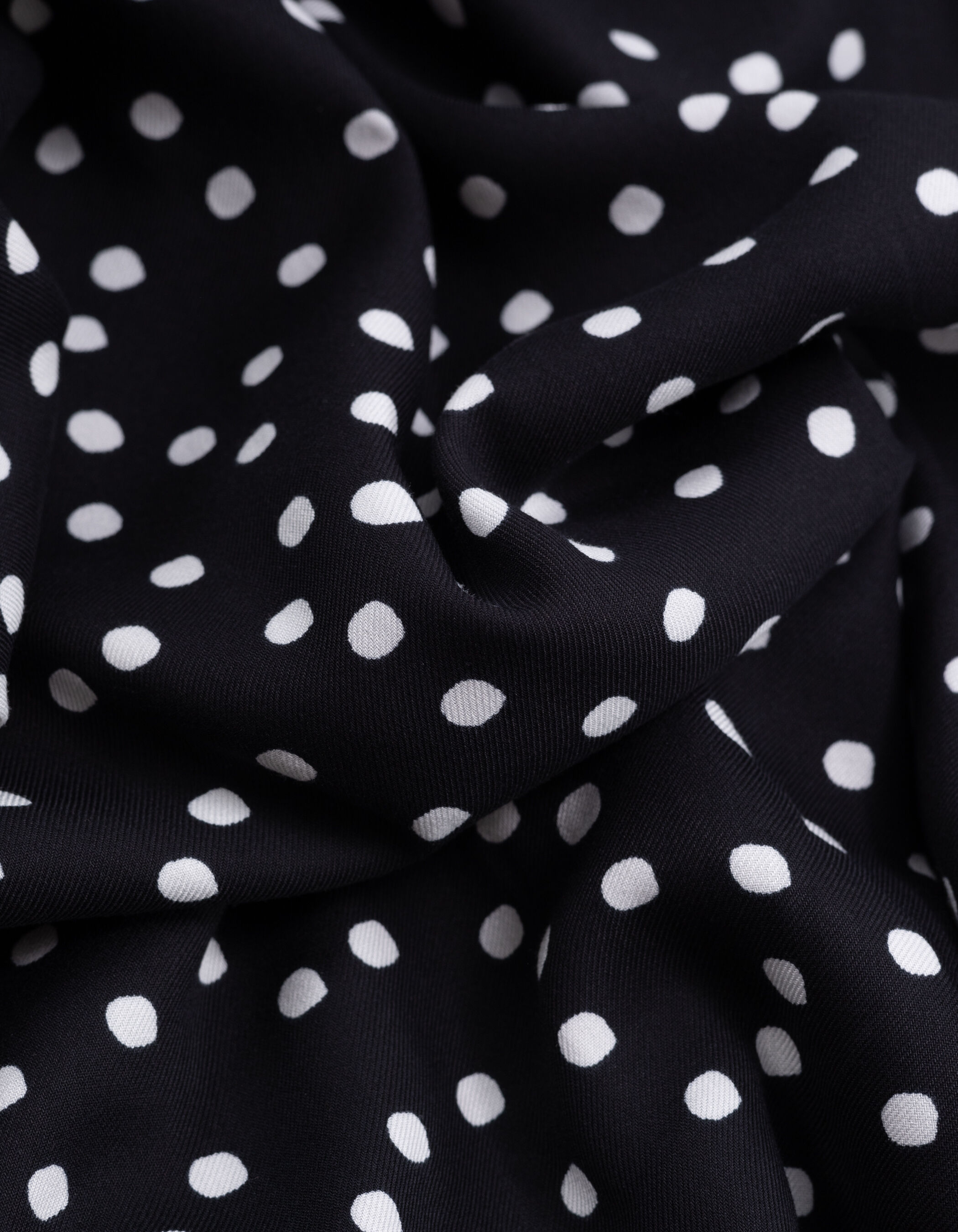 Camisa negra con lunares blancos mujer deals
